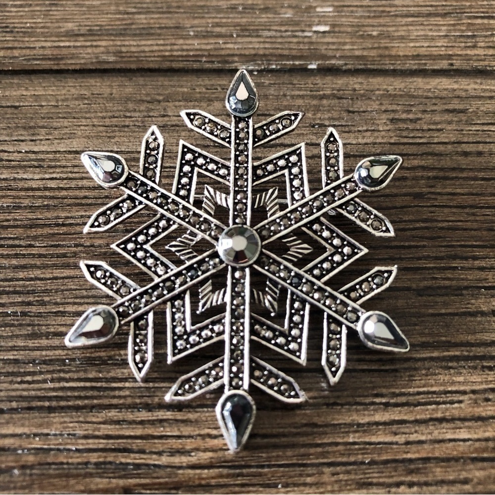 Black and sliver snowflake pin